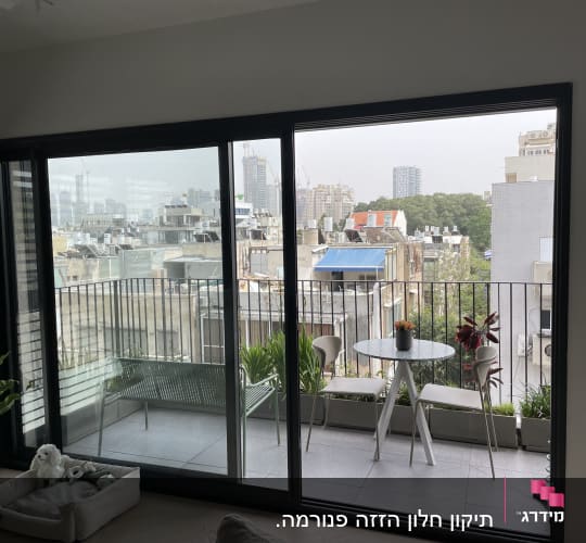 תריסים שחורים על חלון זכוכית גדול